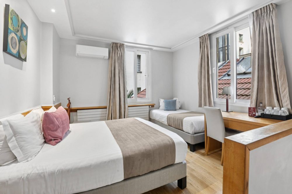 Chambre triple vue cour