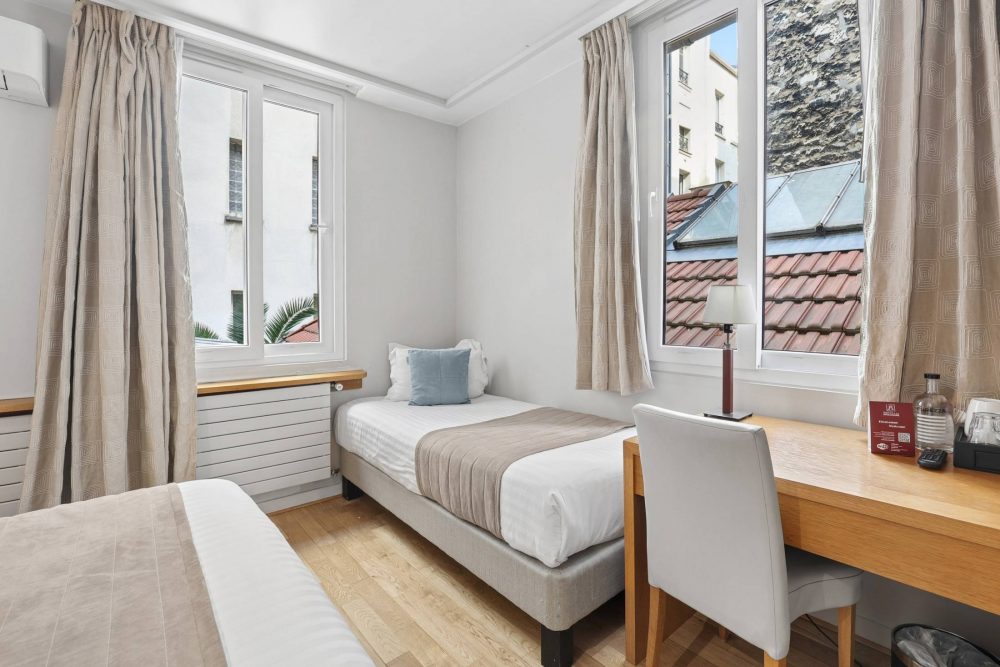 Chambre triple vue cour