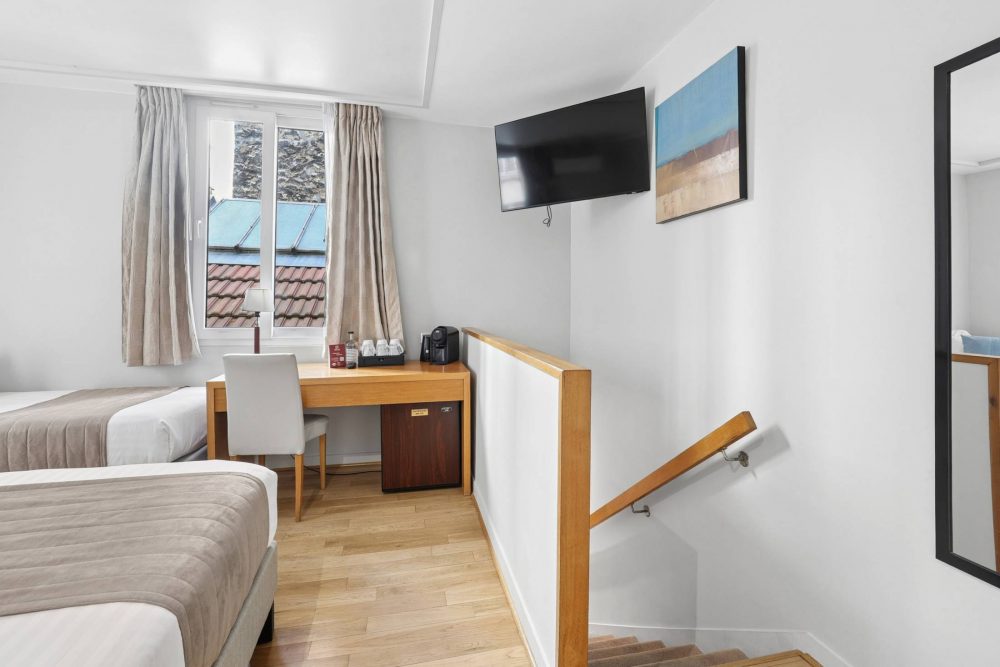 Chambre triple vue cour