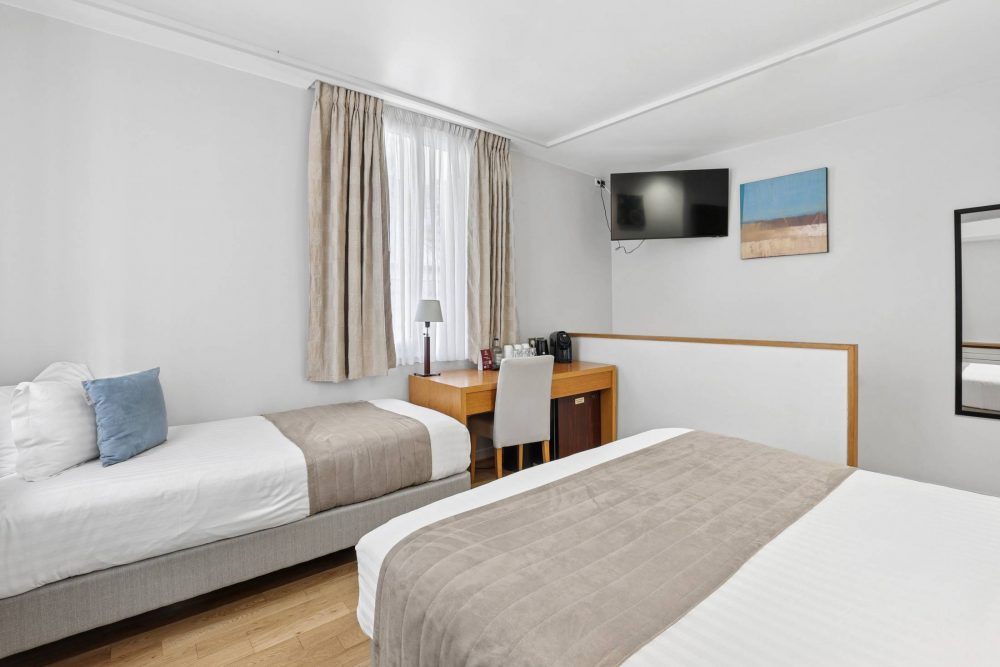 Chambre triple vue cour
